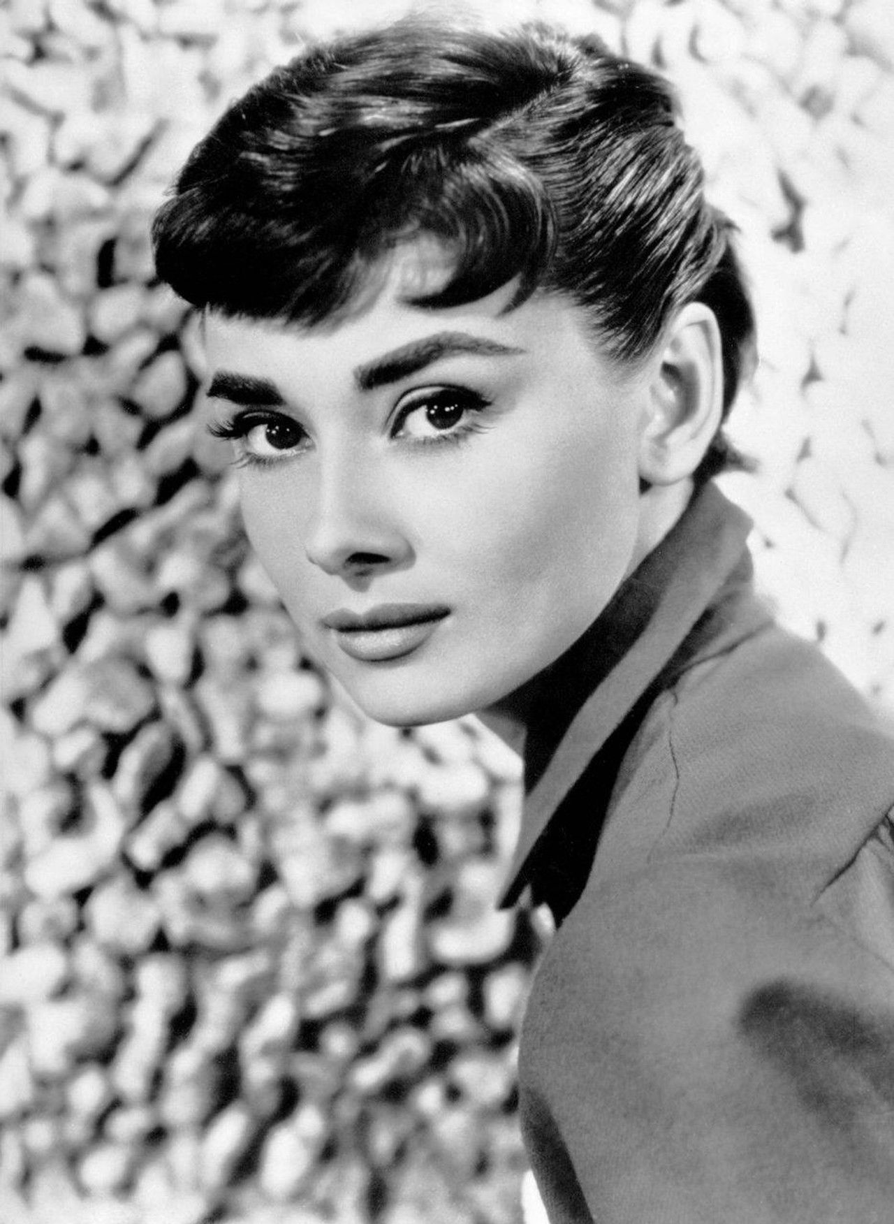 Audrey Hepburn - Ein Star auf der Suche nach sich selbst Backdrop