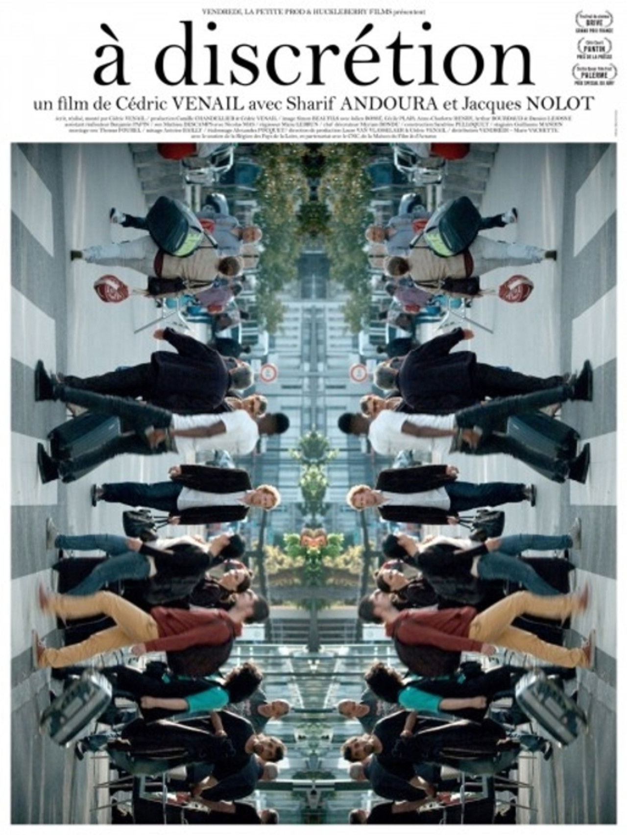 À discrétion Backdrop