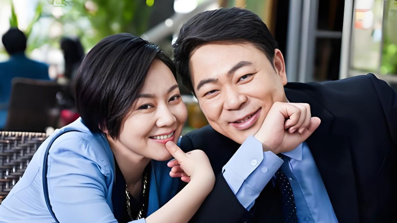 Historia e dashurisë së ish-burrit backdrop