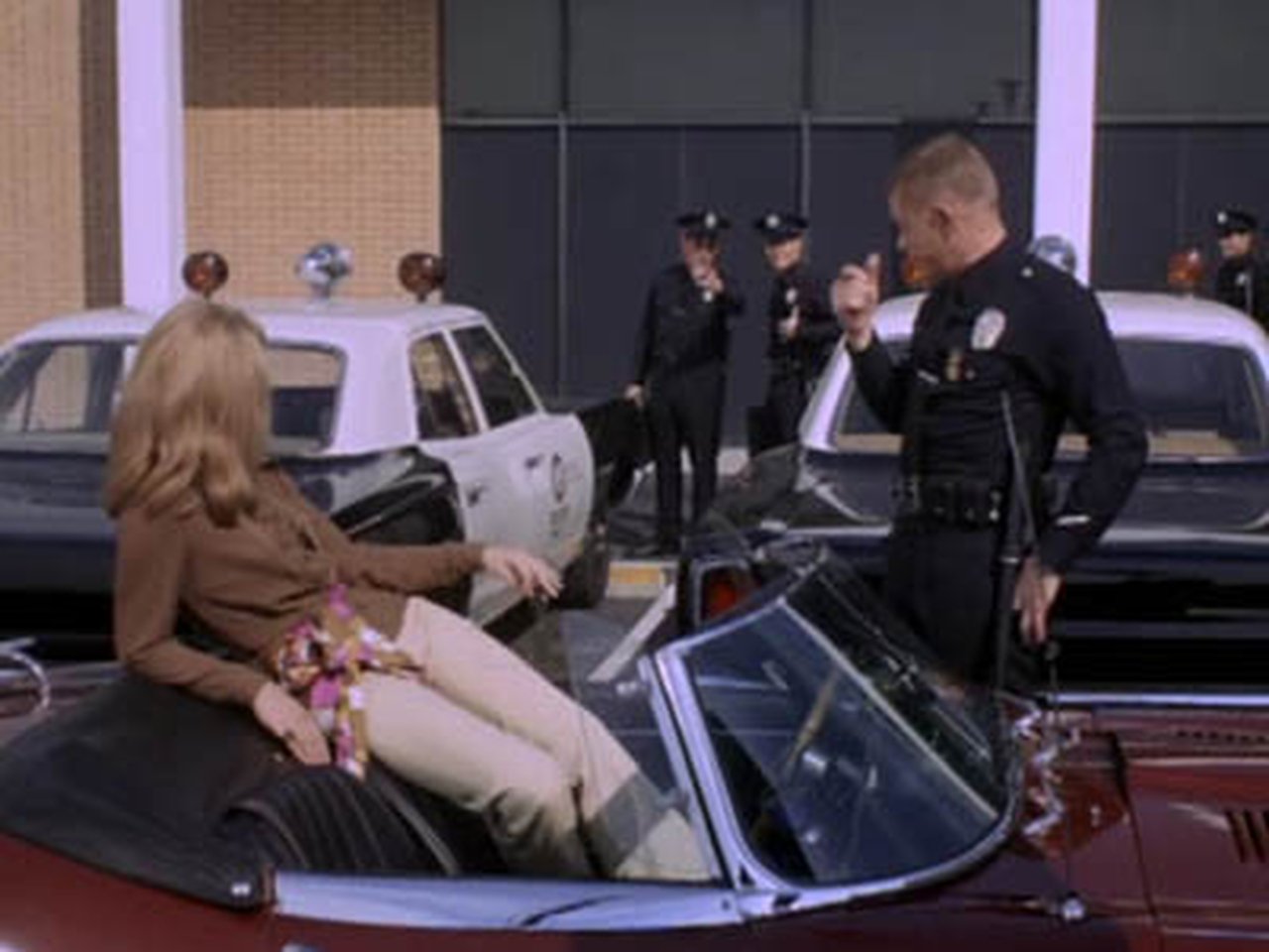 Adam-12 - Season 1 Episode 24 : Log 172: Boy, The Things You Do For The Job