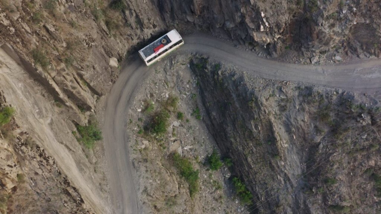 Les Routes de l'impossible - Season 17 Episode 1 : India, gods and mens