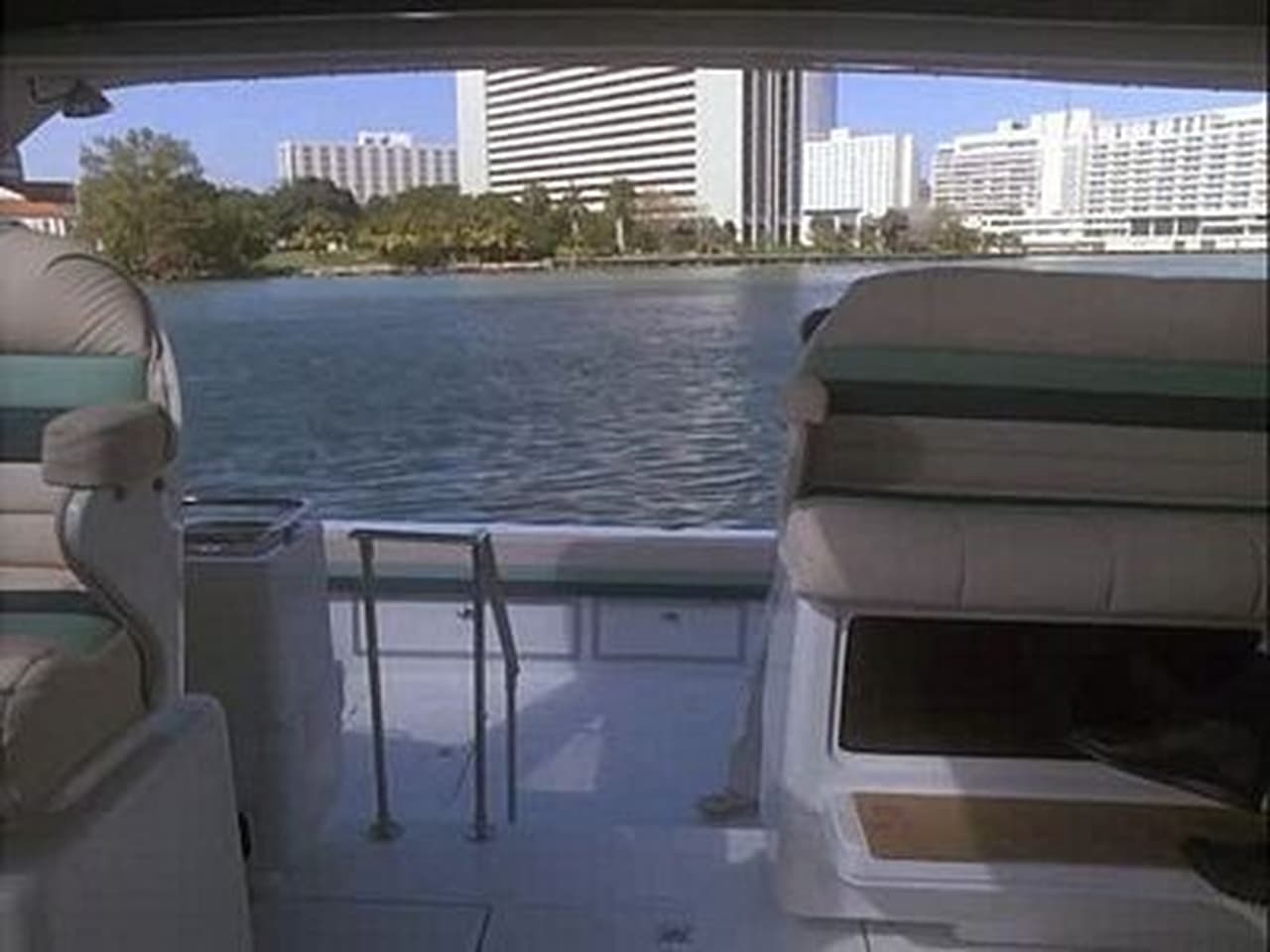Miami Vice - Season 3 Episode 19 : Red Tape