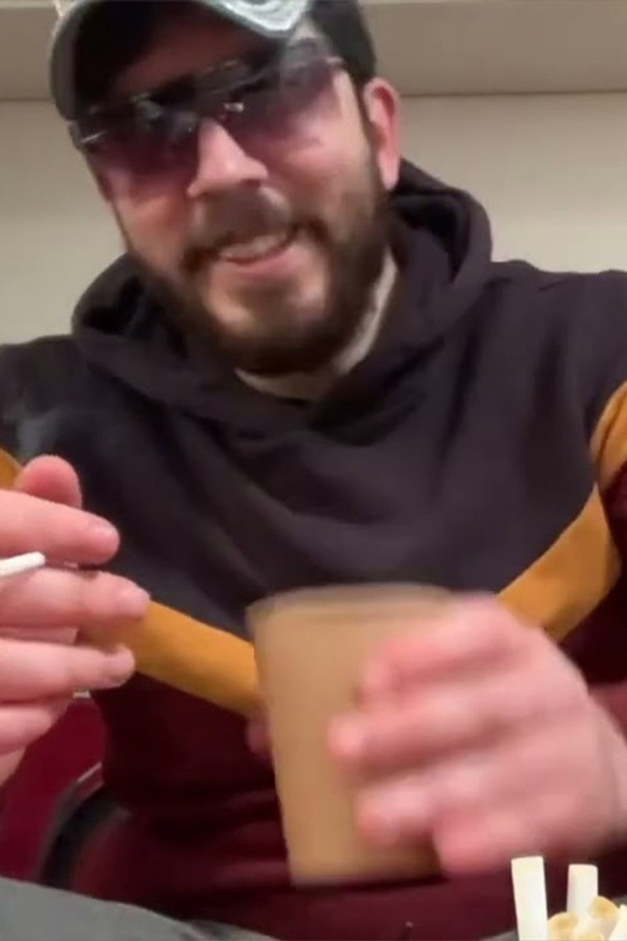 Il s’encule un cubi de blanc sec à 9h du matin en plan séquence ! filmaffisch