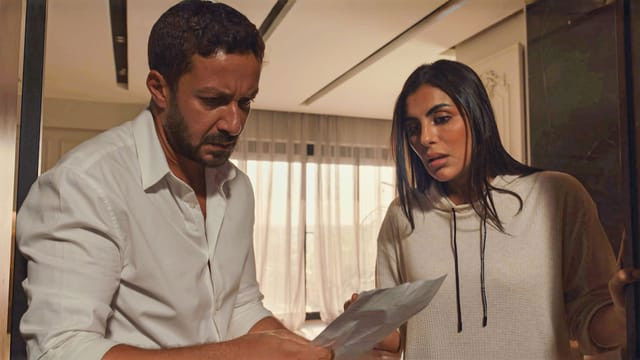 ما تراه ليس كما يبدو backdrop