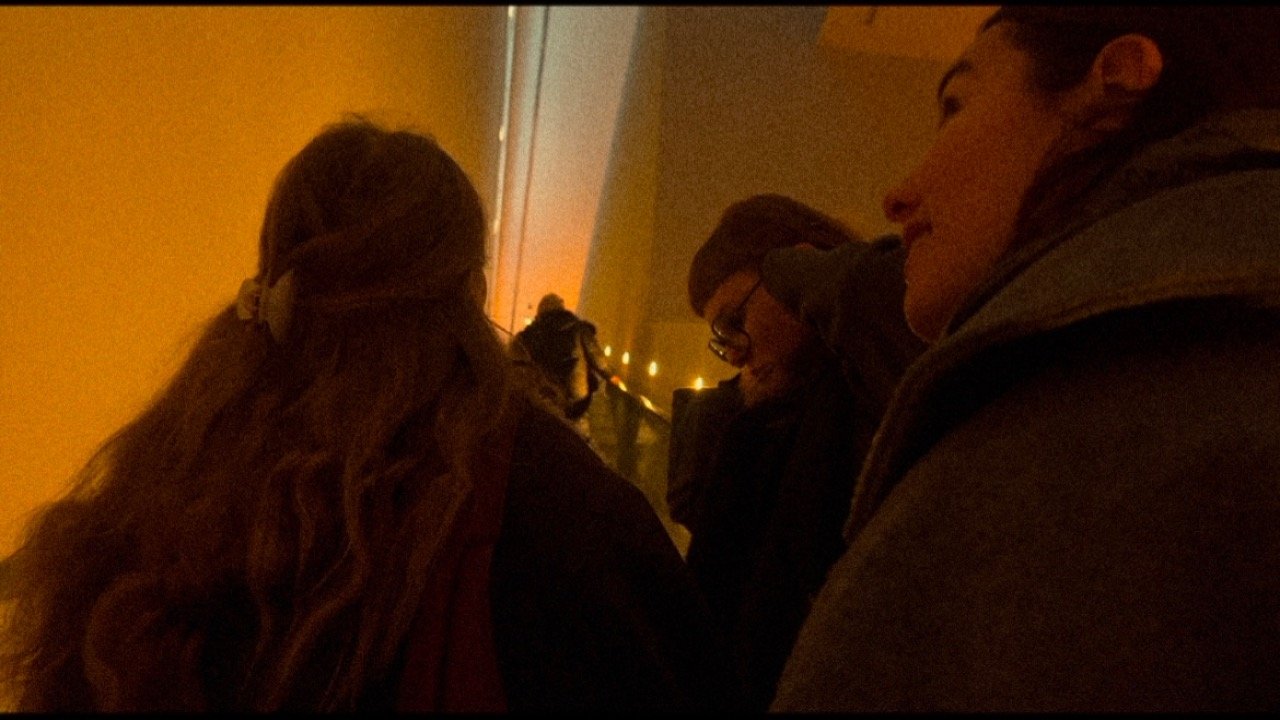 'Girls on the hunt for "Modern Art" backdrop