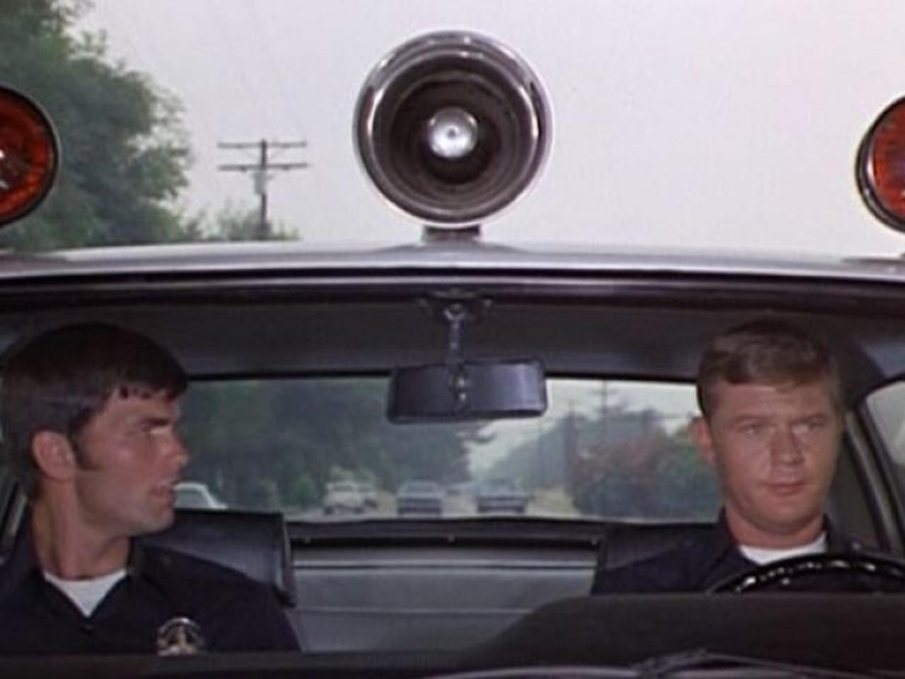 Adam-12 - Season 6 Episode 1 : Harbor Division