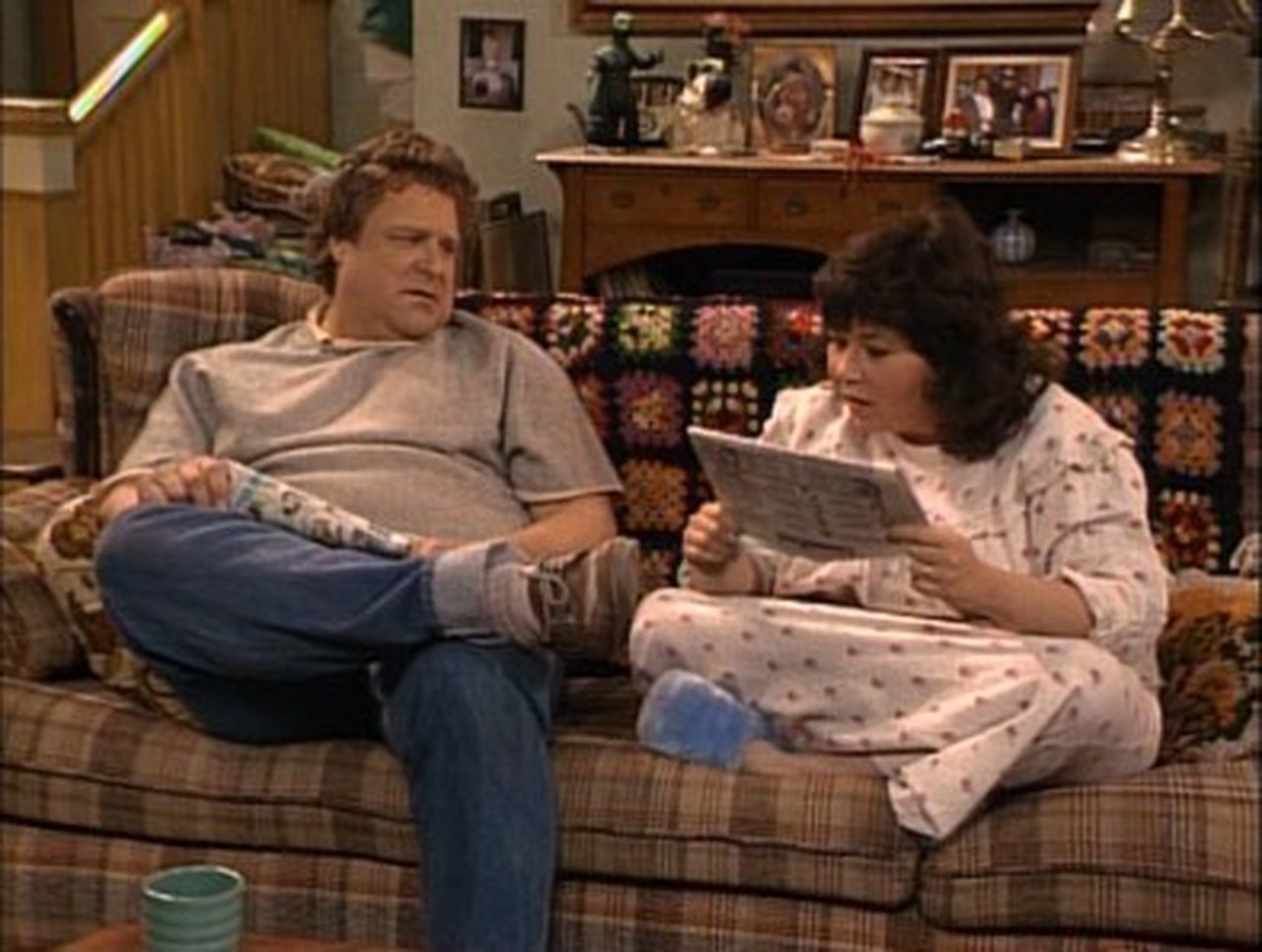 Roseanne - Season 1 Episode 21 : Death and Stuff