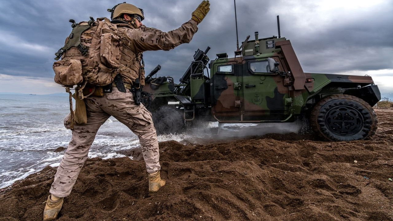 Vija e parë: Ushtarët tanë përballen me Putin backdrop