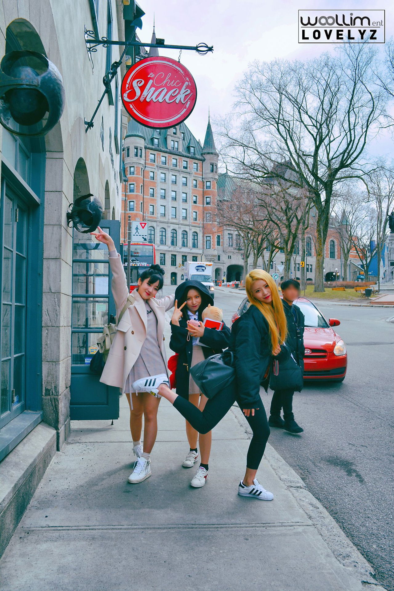 Lovelyz viziton Kanadanë backdrop