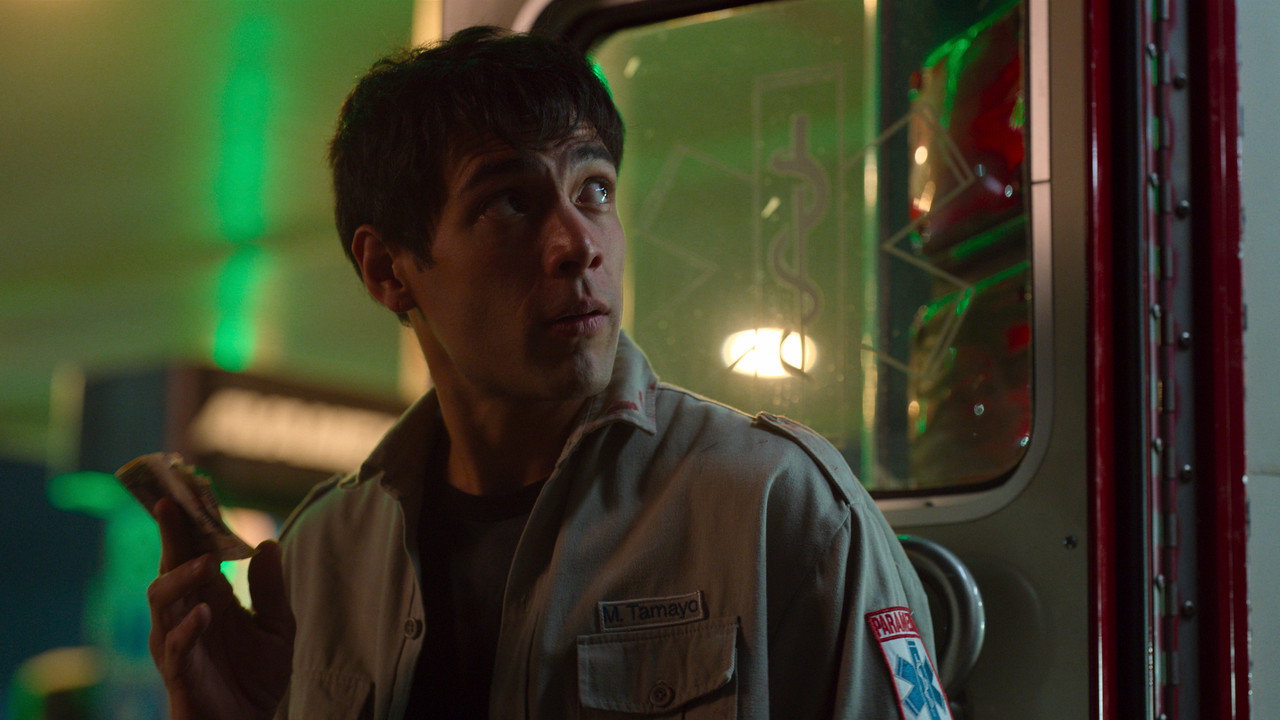 Gia Đình Sống Giữa Màn Đêm - Backdrop 33