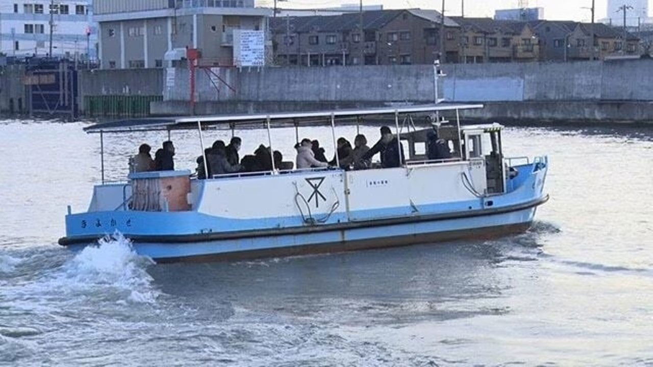 Document 72 Hours - Season 10 Episode 10 : Osaka Ferry: A One-Minute Journey Through Life