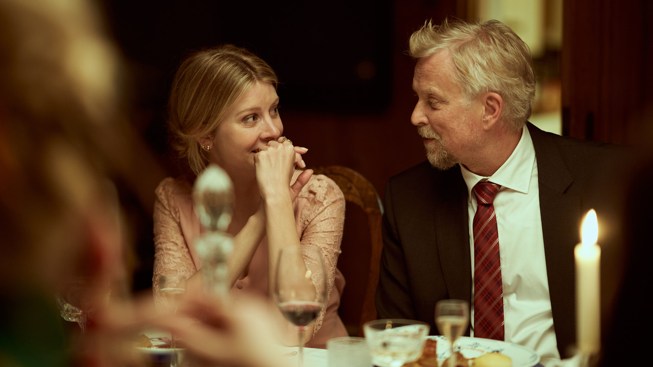 Về nhà đón Giáng Sinh (Phần 3) - Backdrop 25