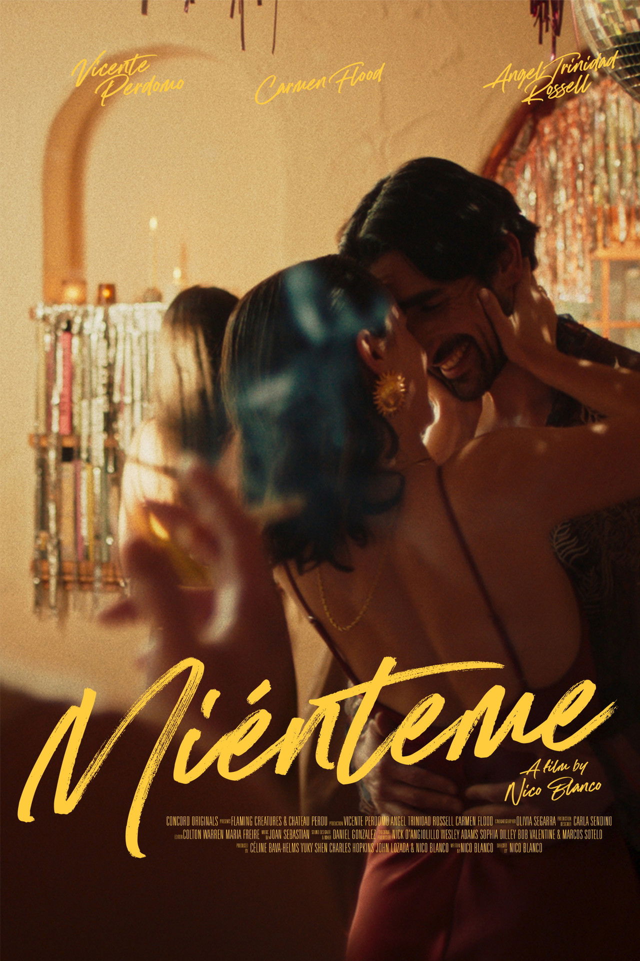Miénteme Backdrop