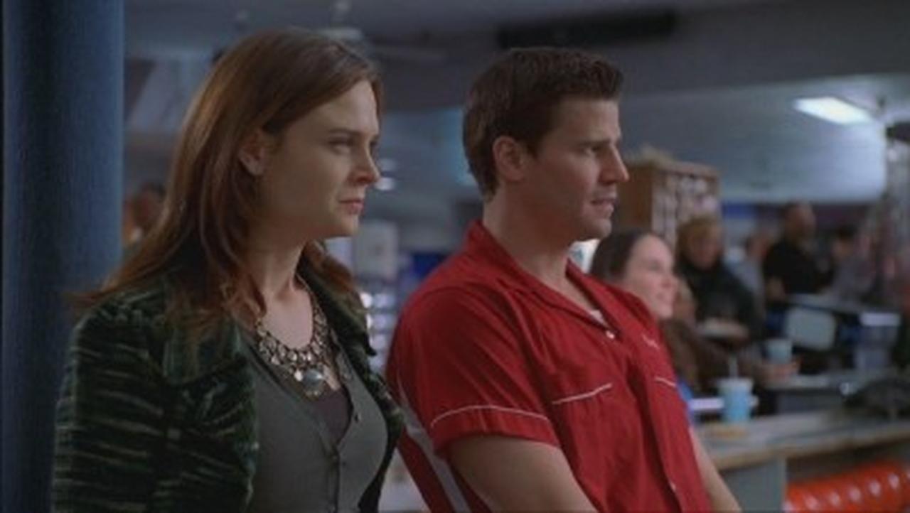 Bones - Season 1 Episode 12 : The Superhero in the Alley