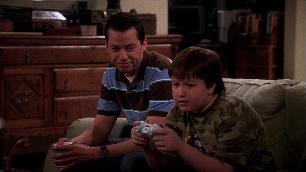 Two and a Half Men - Season 3 Episode 22 : Just Once With Aunt Sophie