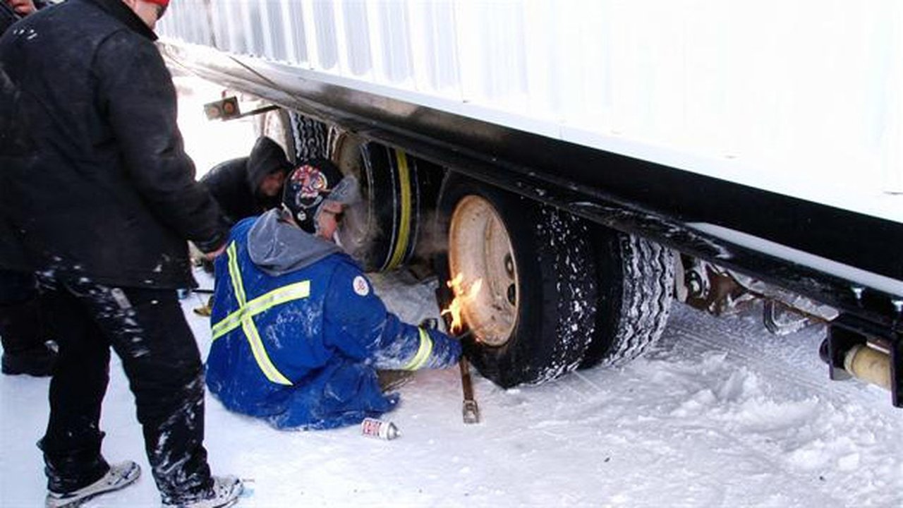 Ice Road Truckers - Season 5 Episode 4 : Fire on Ice