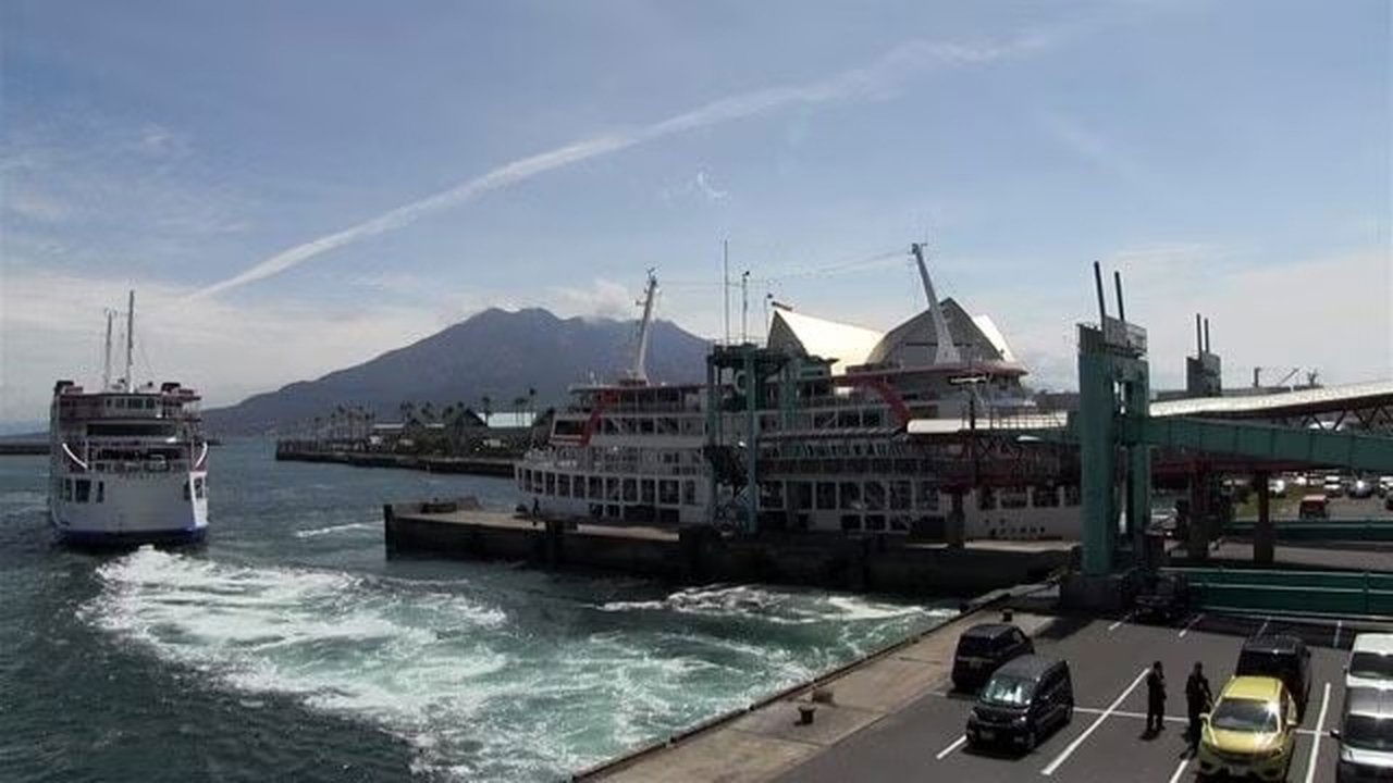 Document 72 Hours - Season 7 Episode 18 : Volcanic Island: Ferry Rides Back and Forth