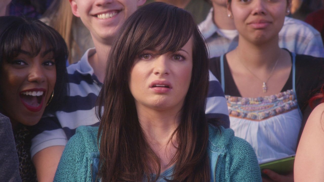 Awkward. - Season 4 Episode 1 : No Woman is an Island