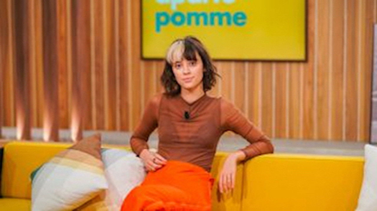 En aparté — Pomme