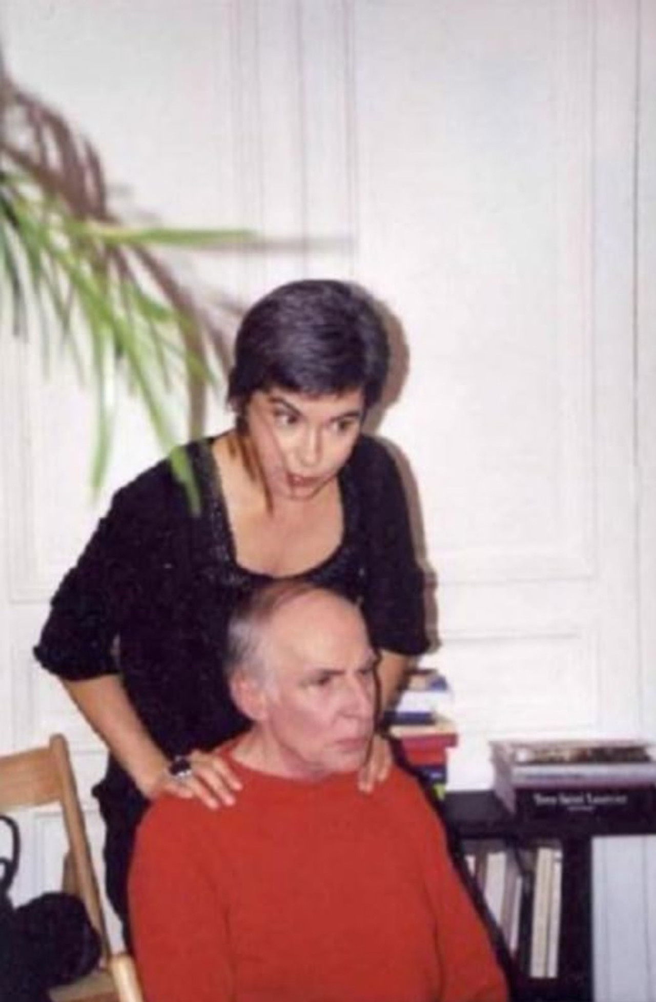 Elle critique tout ! Backdrop