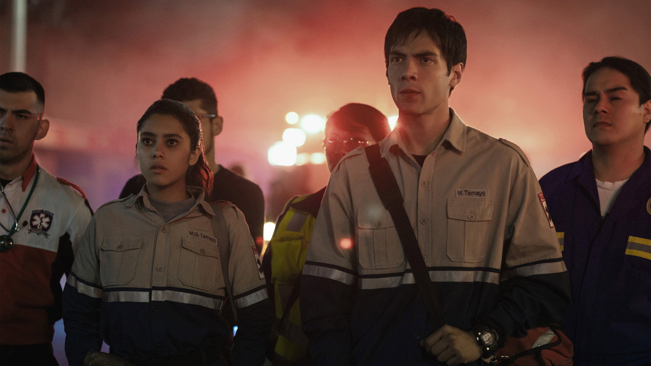 Gia Đình Sống Giữa Màn Đêm - Backdrop 25