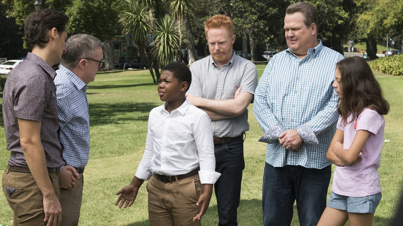 Modern Family - Season 9 Episode 4 : Sex, Lies & Kickball