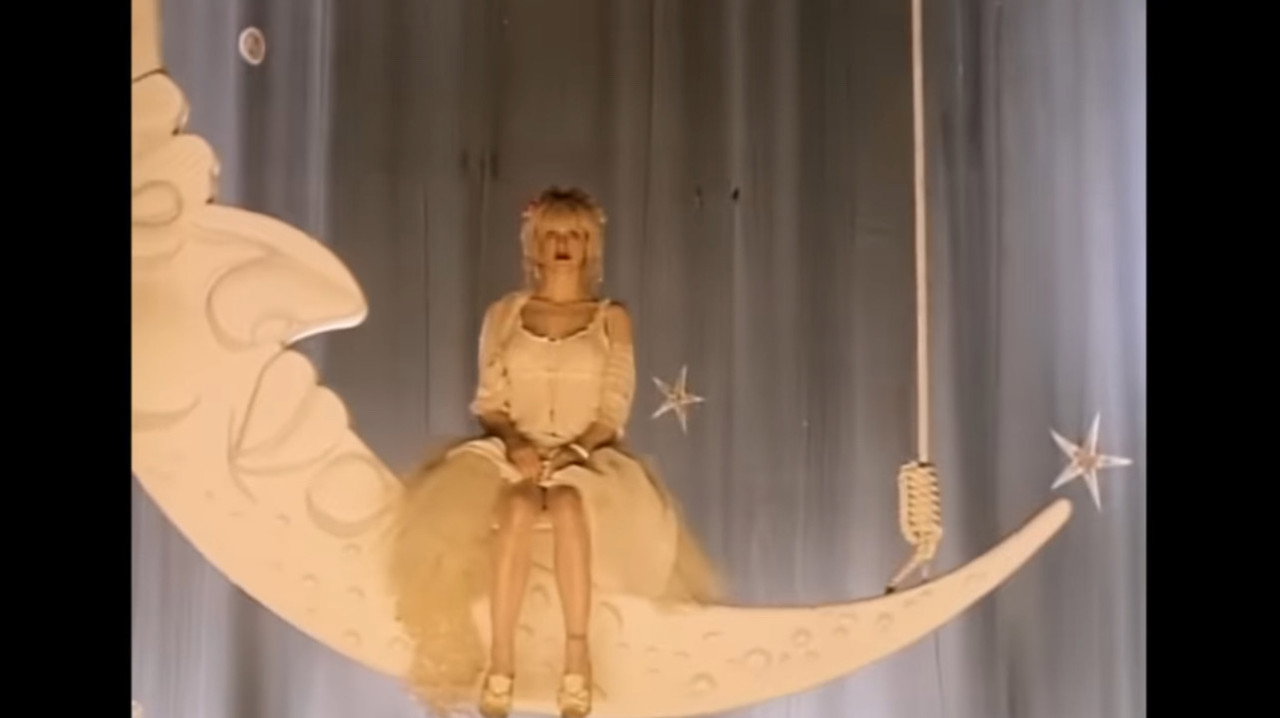 Hole: Violet backdrop