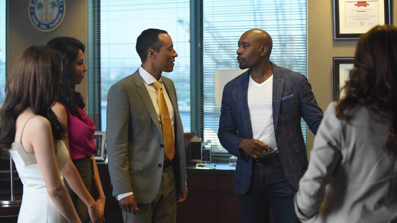 Rosewood - Season 2 Episode 1 : Forward Motion & Frat Life