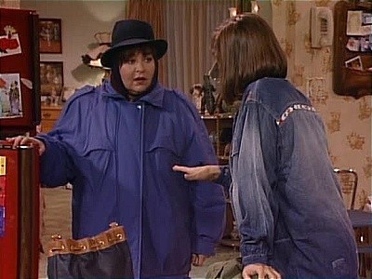 Roseanne - Season 2 Episode 15 : An Officer and a Gentleman