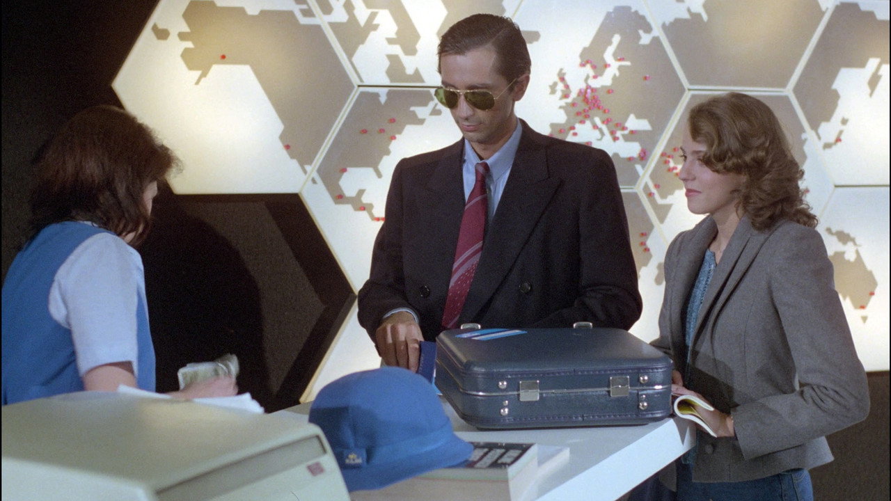 The Informer — still 7