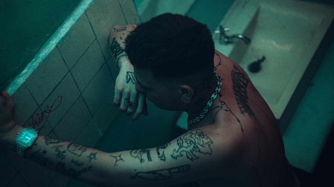 Apolo still 2