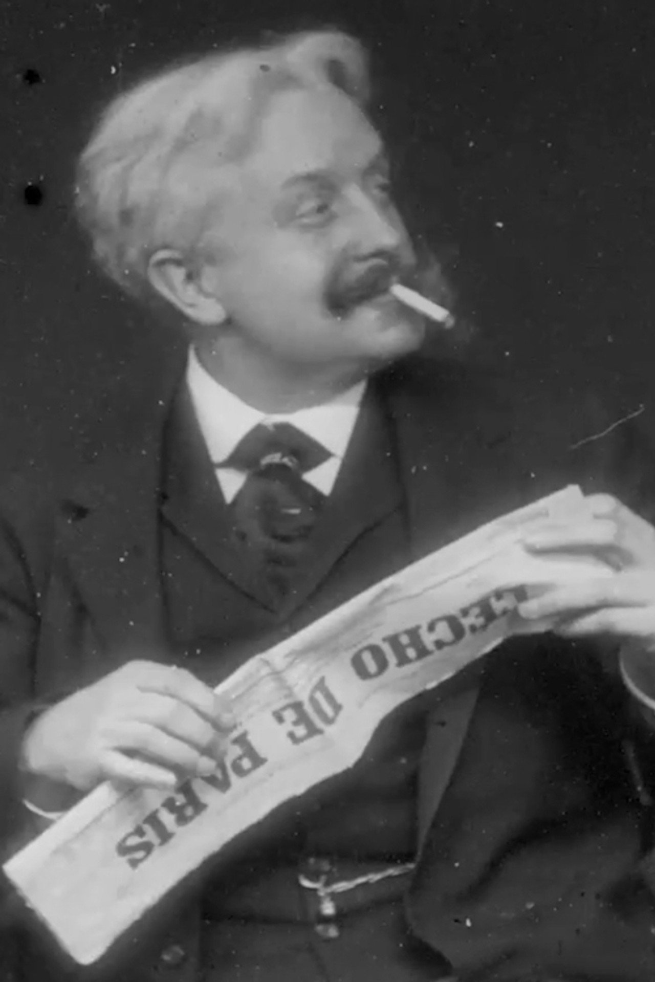 Paul Nadar lisant l'Écho de Paris à la terrasse d'un café filmaffisch