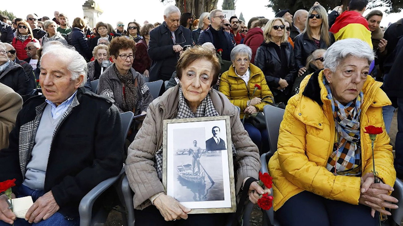 Un memorial contra la injusticia y la barbarie Backdrop