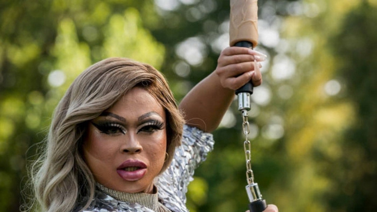 Enter the Drag Dragon still 3