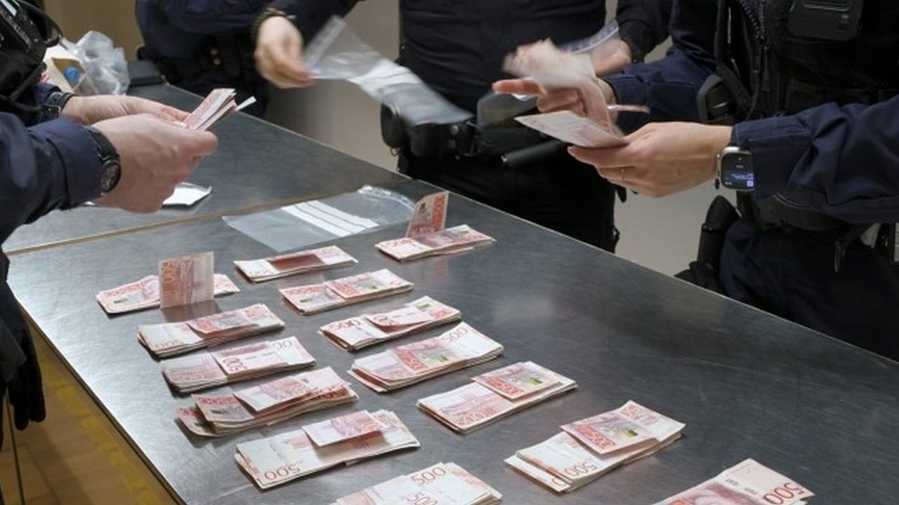 Border Control: Sweden - Season 5 Episode 11 : Money laundering?
