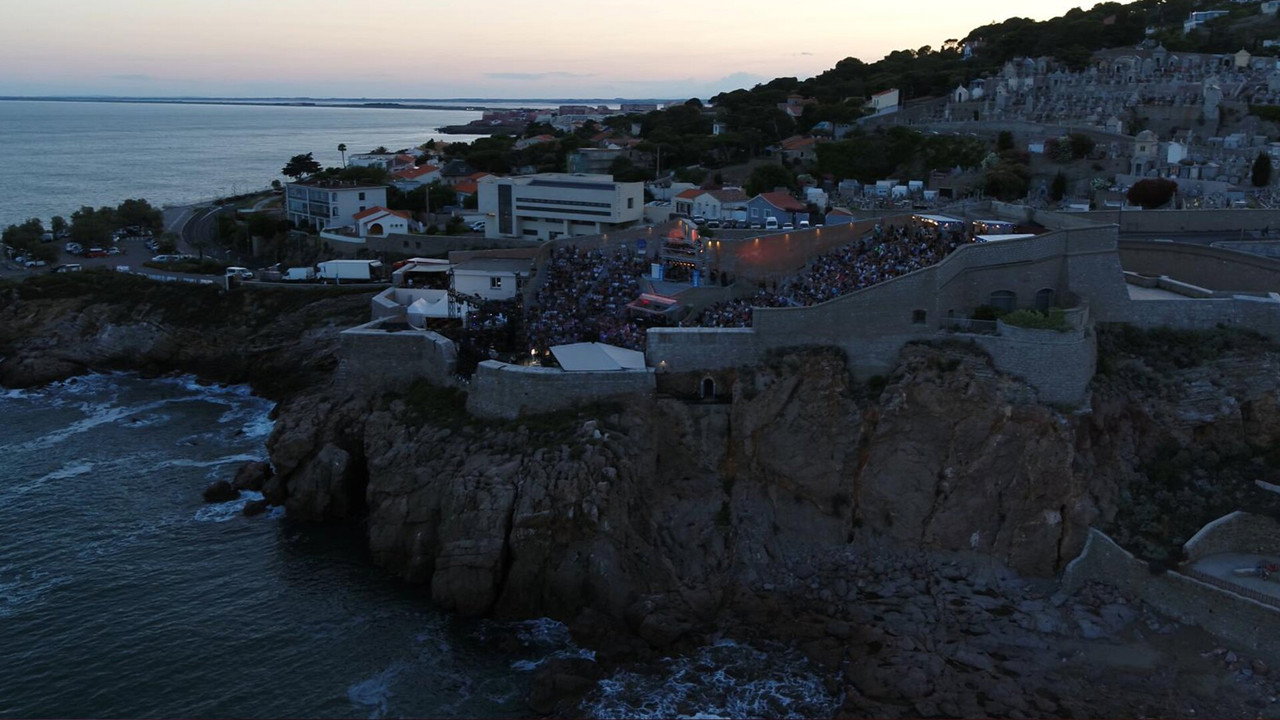 Benjamin Biolay, retour à Sète backdrop
