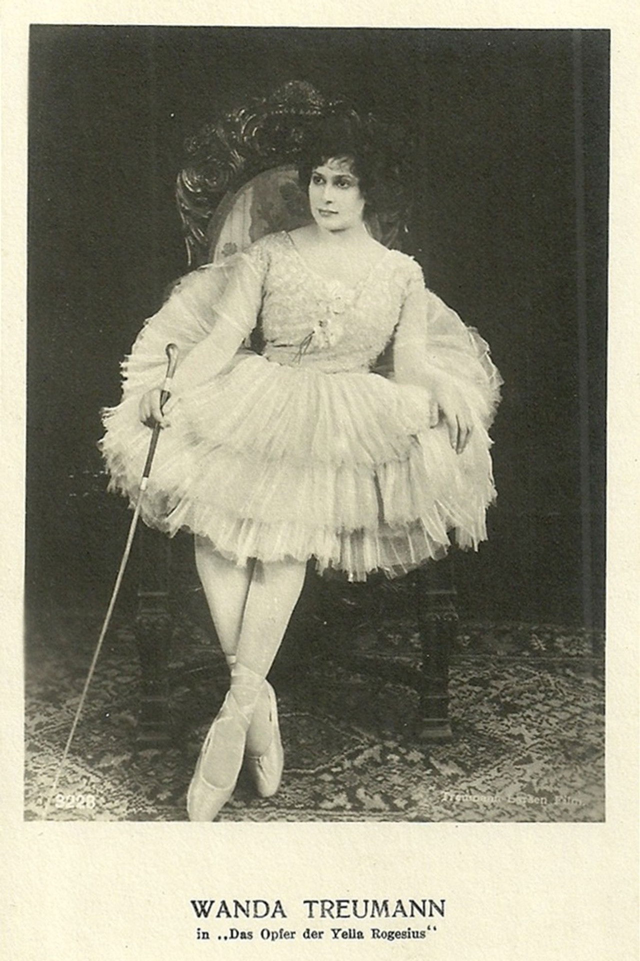 Das Opfer der Yella Rogesius Backdrop