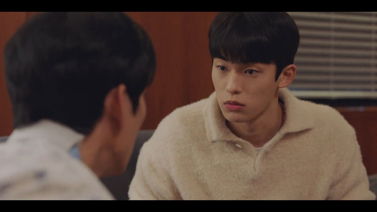 Image The Director Who Buys Me Dinner / Directorul ciudat care mereu mă invită la cină (2022)