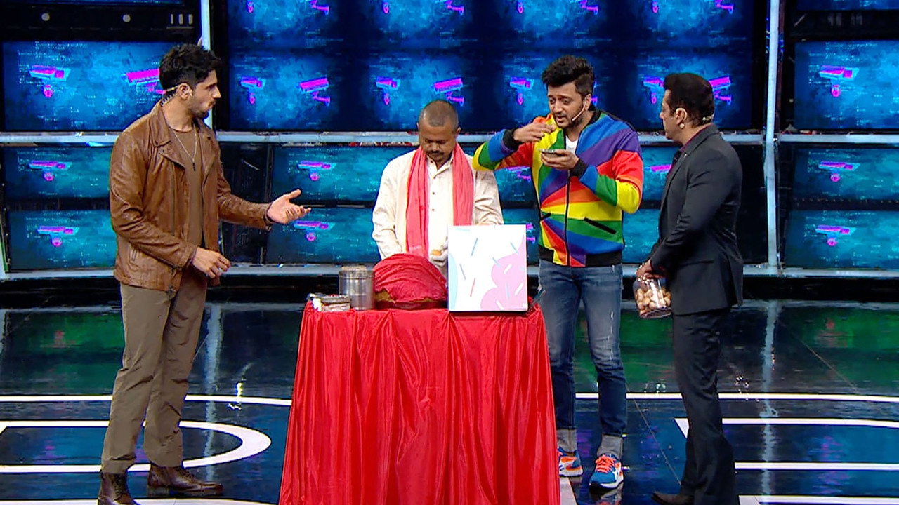 Sidharth-Riteish's golgappa challenge!