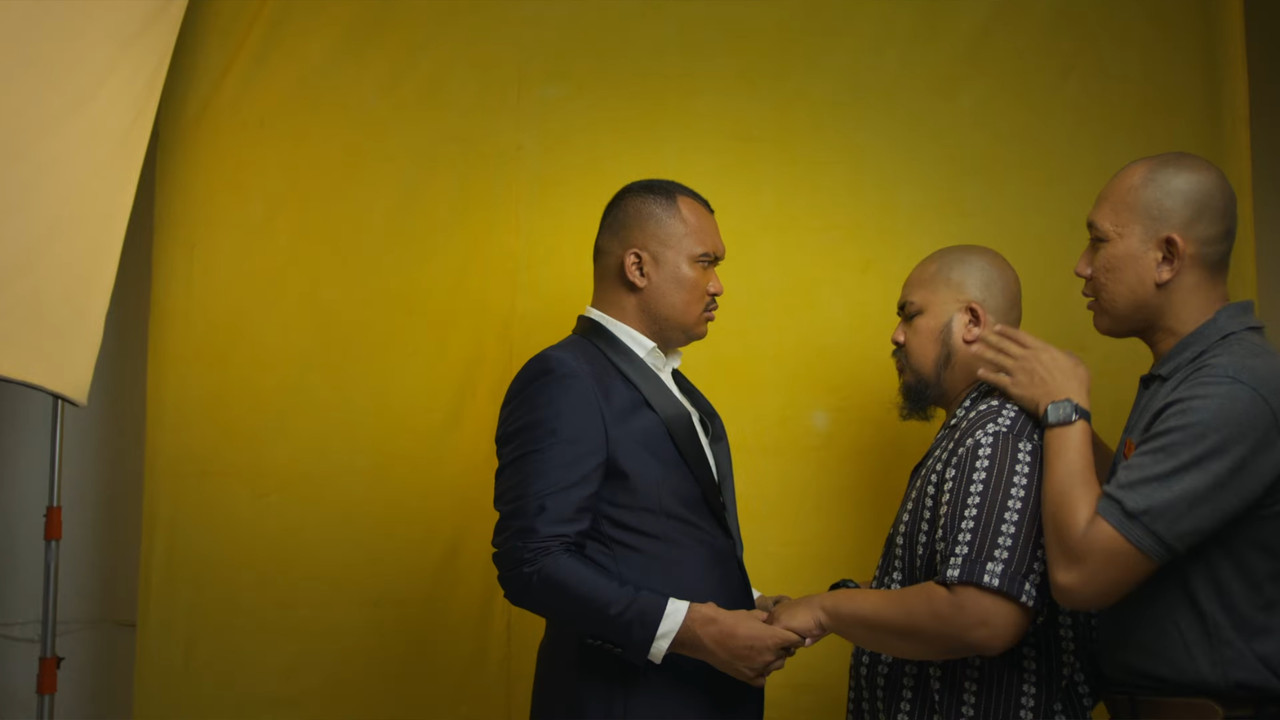 AIU-EO: Macam Betool Aja backdrop