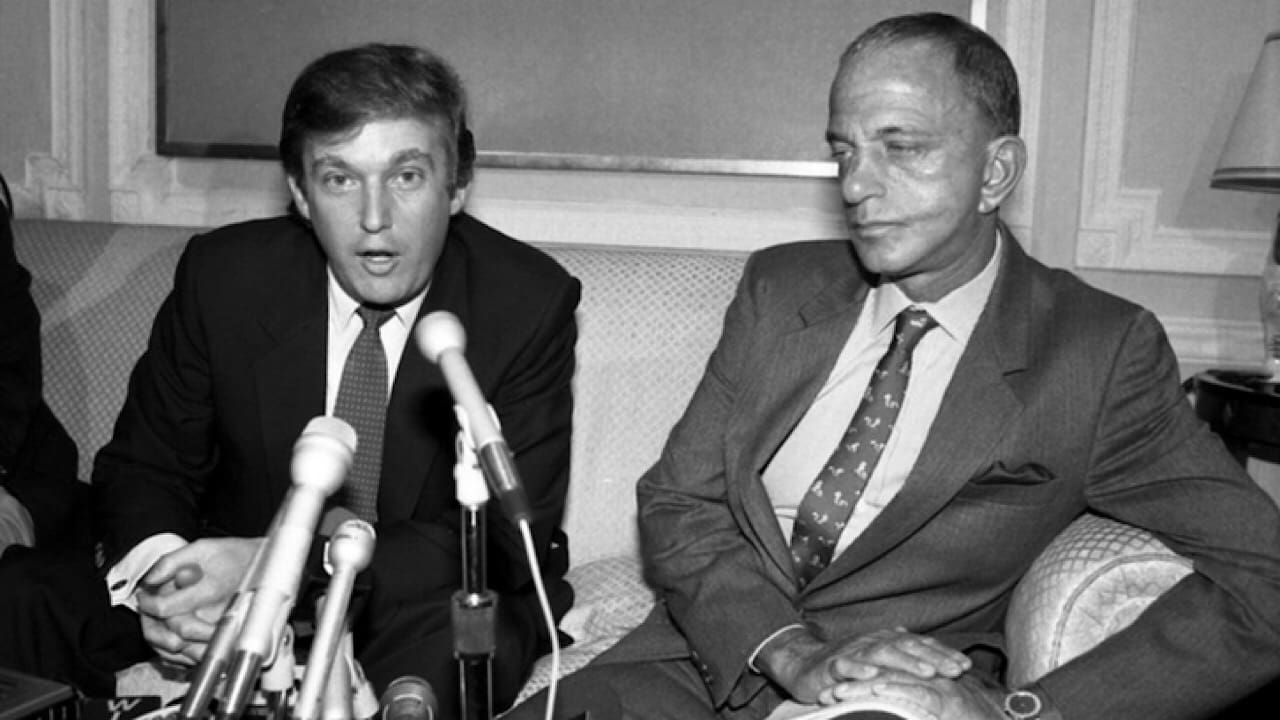 Scen från Where's My Roy Cohn?