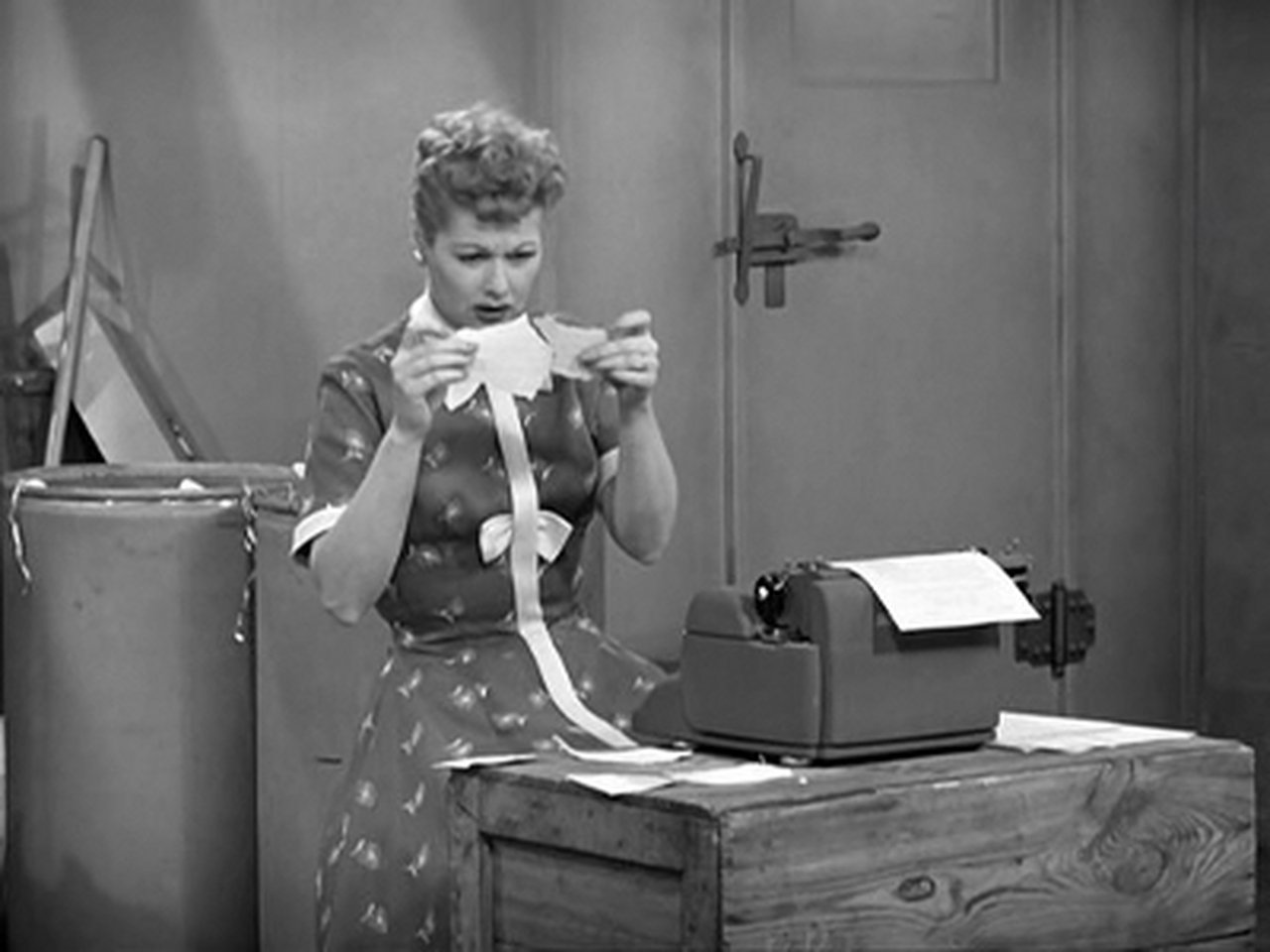 I Love Lucy - Season 3 Episode 24 : Lucy Writes a Novel
