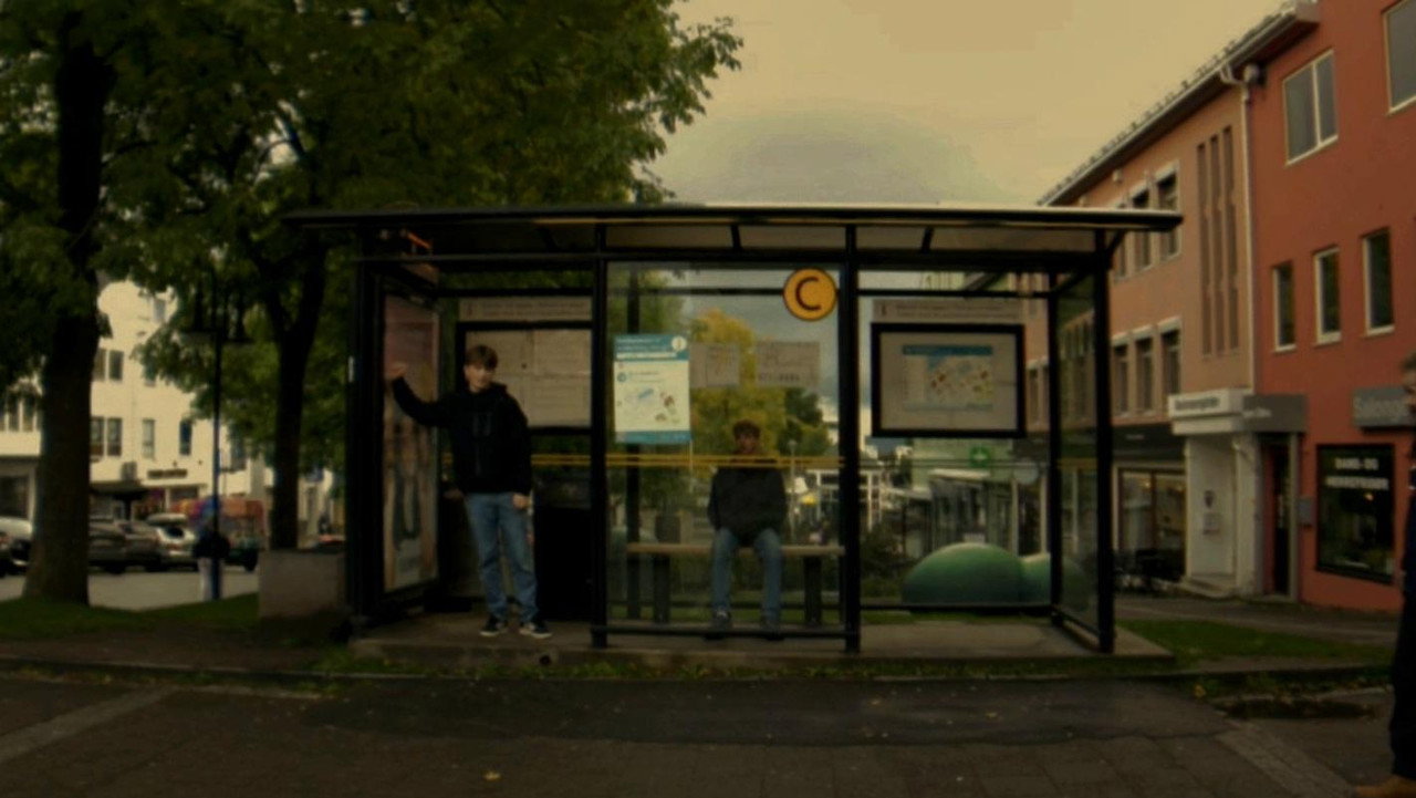 Mellom Gatene still 6