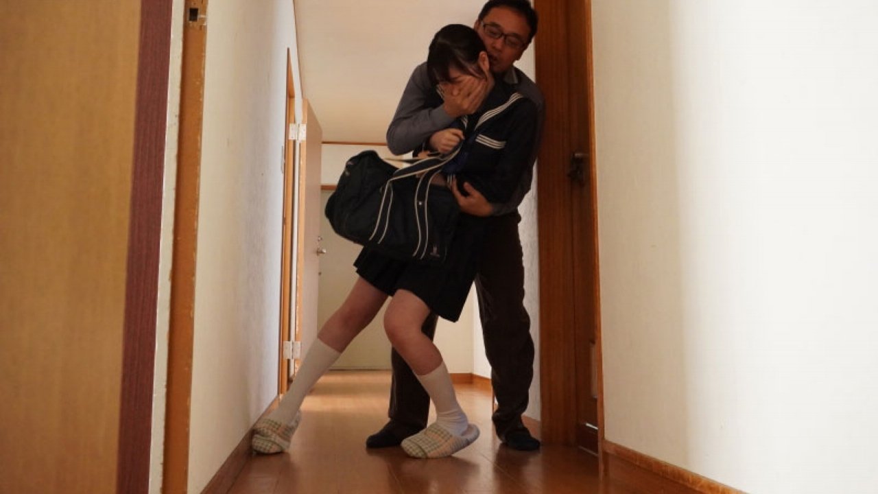 大嫌いな義父の汚いイチモツを上下の穴にぶち込まれた不幸な連れ子「でも…おぞましいアレがなぜかまた欲しいの…」