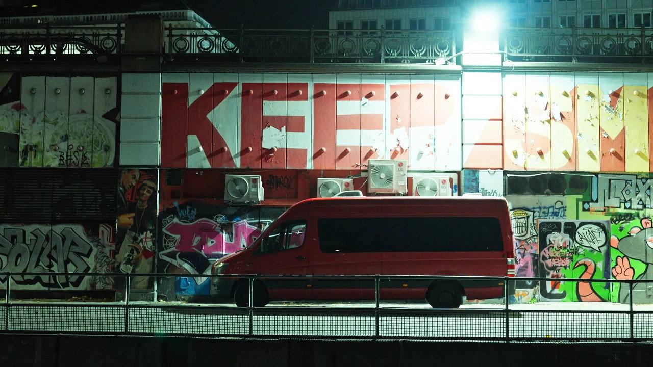 Acht Eimer Hühnerherzen »film« still 2
