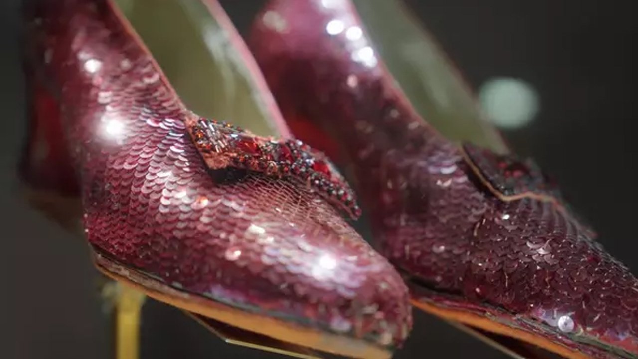 Ruby Red Handed: Stealing America's Most Famous Pair of Shoes - Season 1 Episode 1 : Episode 1