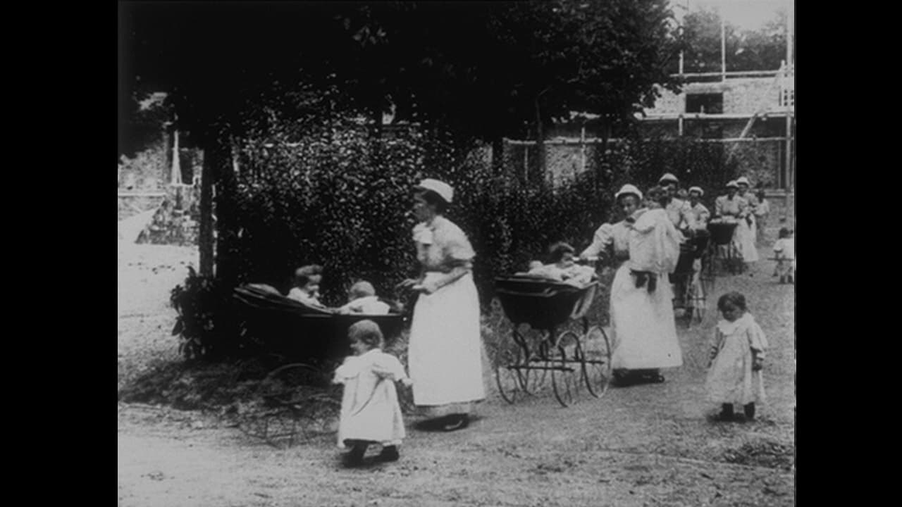 Scen från Défilé de voitures de bébés à la pouponnière de Paris