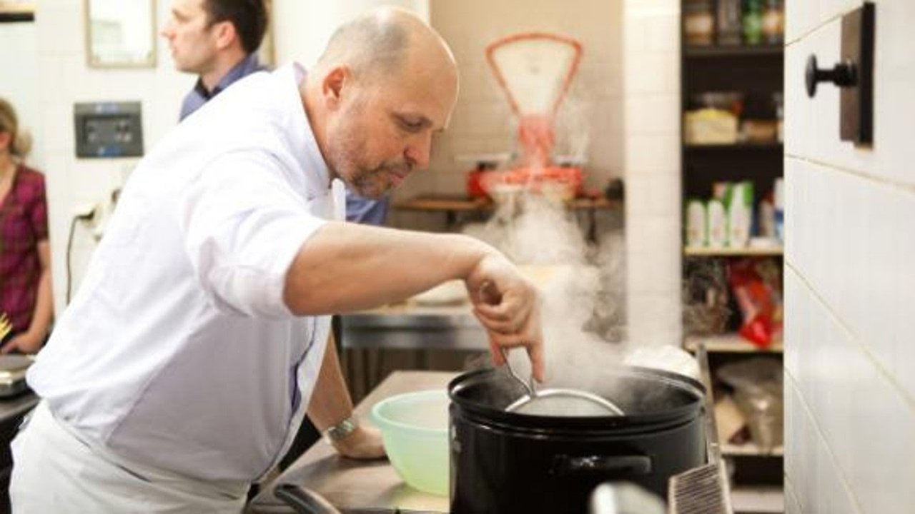 Yes, Boss! - Season 5 Episode 4 : Restaurace Excalibur / Moravská Třebová