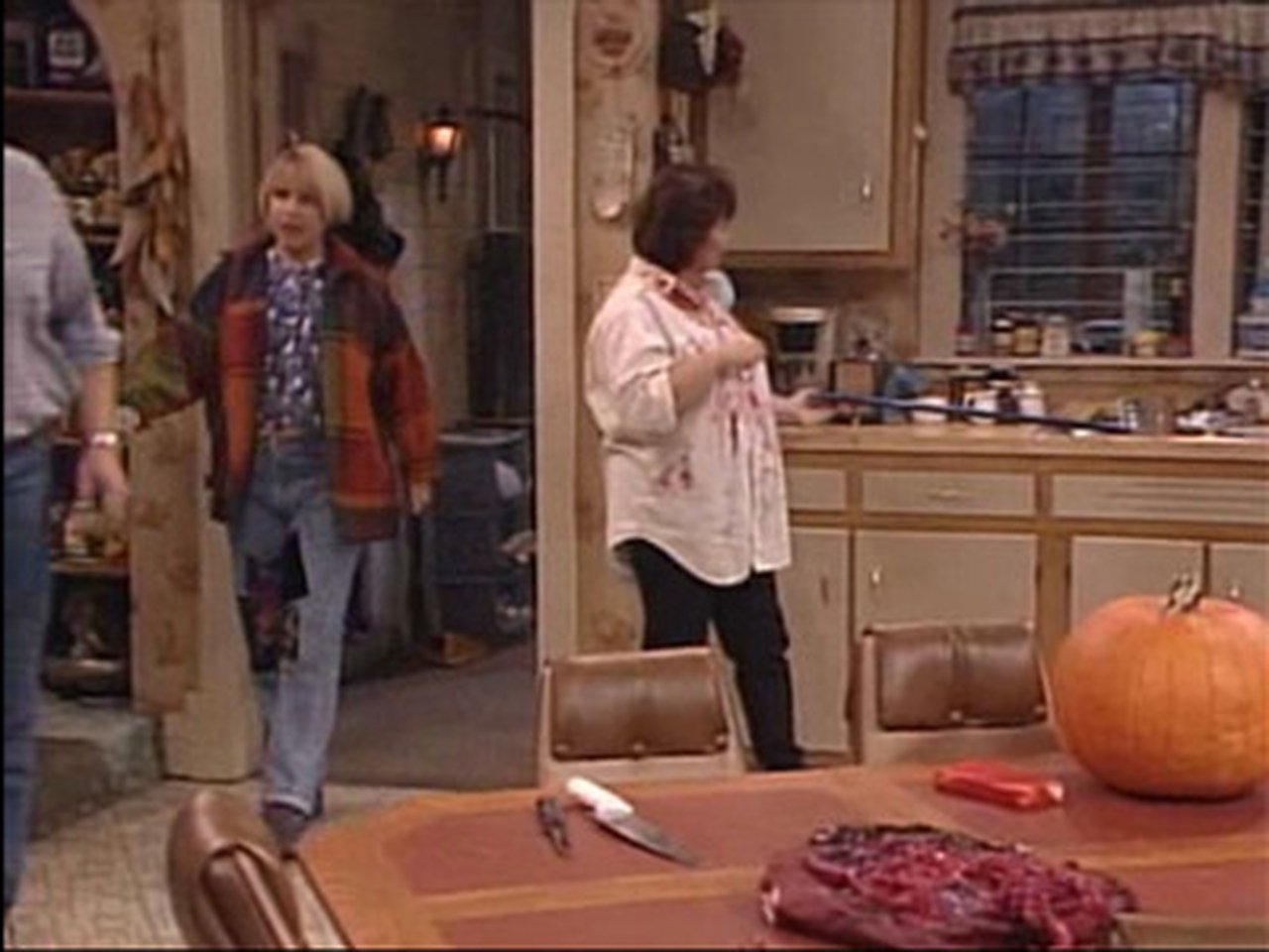 Roseanne - Season 4 Episode 6 : Trick Me Up, Trick Me Down