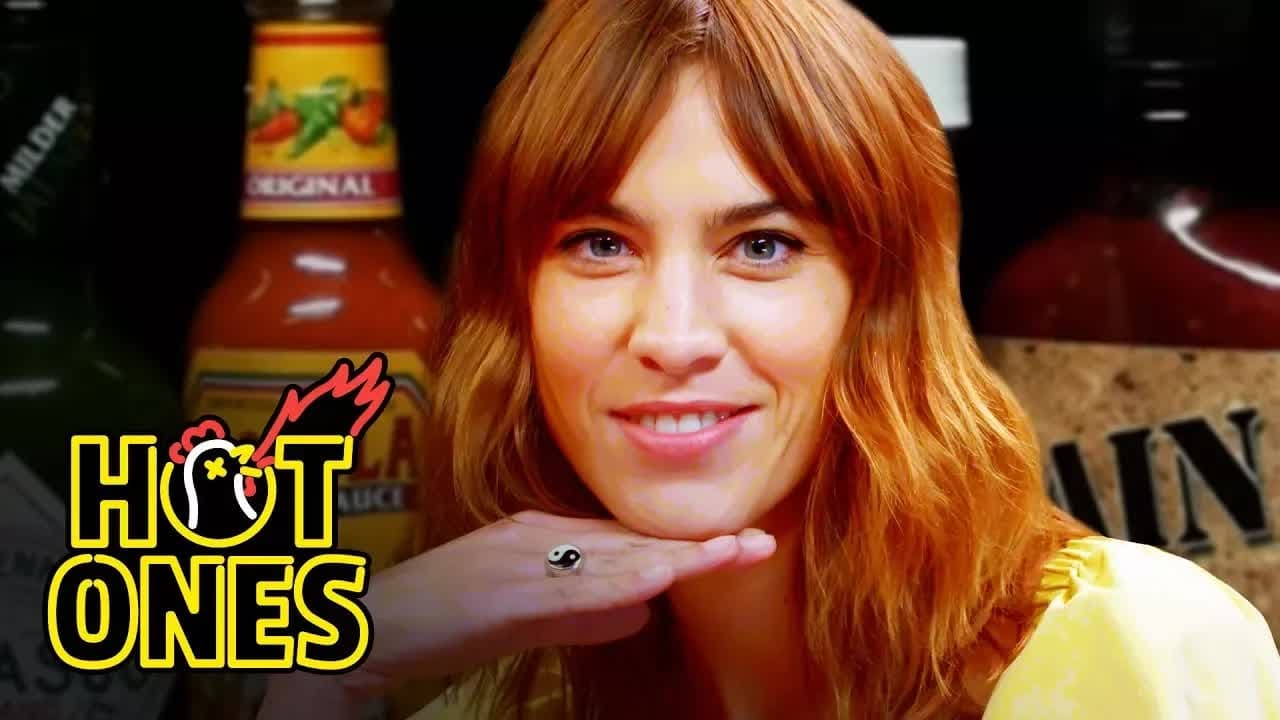 Hot Ones - Season 4 Episode 20 : Alexa Chung Fears for Her Life While Eating Spicy Wings